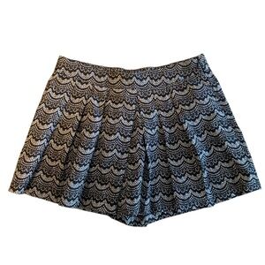 Skies are Blue Woman’s small black and white patterned miniskirt